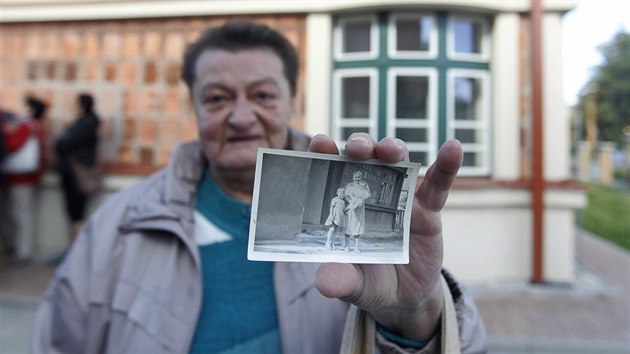 V rámci Dnů architektury si zájemci mohli prohlédnout vilu Bedřicha Zvacha v Jihlavě, zde na snímku Michaela Vítková s fotografií z dětství u domu kde se narodila, na fotografii je dítě vpravo (29. září 2018).