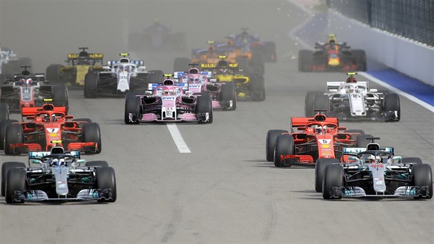 Start Velk ceny Ruska. Vpedu Valtteri Bottas (vlevo) a Lewis Hamilton z Mercedesu.