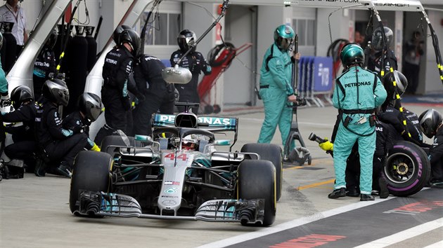 Lewis Hamilton z Mercedesu bhem Velk ceny Ruska.