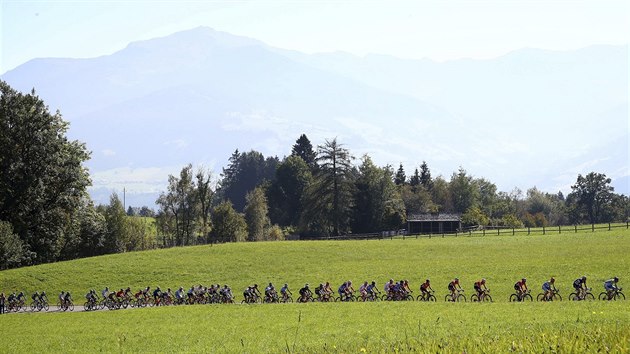 Pohled na peloton bhem zvodu mu kategorie elite na mistrovstv svta v Innsbrucku.