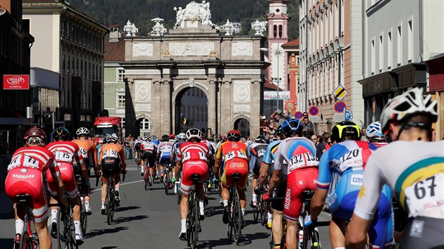 Peloton projd Innsbruckem bhem zvodu na mistrovstv svta v silnin cyklistice.