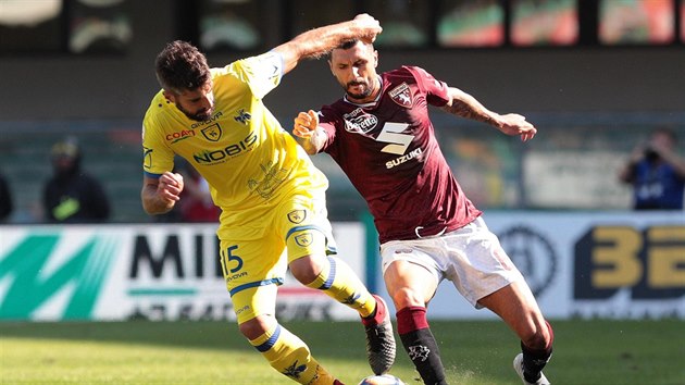 Luca Rossettini z Chieva (vlevo) a Roberto Soriano z FC Turn v souboji o m.