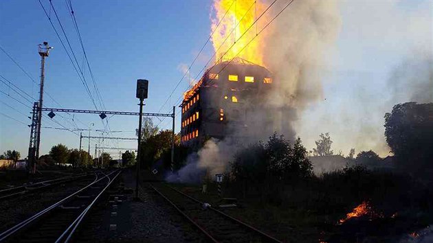 Požár staré budovy u nádraží ve Svitavách zastavil navečer kvůli bezpečnosti provoz na hlavní železniční trati z Čech na Moravu. (30. září 2018)