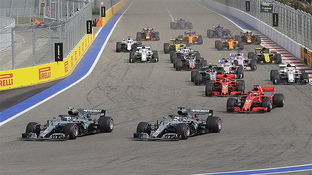 Momentka ze startu Velk ceny Ruska formule 1, vpedu jsou Valtteri Bottas (vlevo) a Lewis Hamilton z Mercedesu, za nimi pd Sebastian Vettel z Ferrari