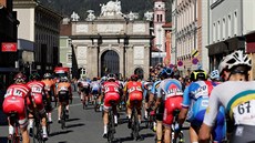 Peloton projí�dí Innsbruckem b�hem závodu na mistrovství sv�ta v silni�ní...