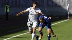 Luká� Pazdera z Baníku Ostrava (vlevo) a Jan Bo�il ze Slavie v souboji o mí�.