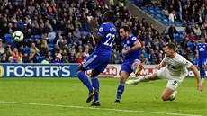 Sam Vokes z Burnley stílí gól v utkání proti Cardiffu.