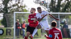 Momentka z utkání Chrudim - Hradec Králové (v bílém).