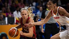Belgická basketbalistka Julie Allemandová v útoku, brání ji panlka Laia...