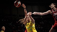 Australská basketbalistka Liz Cambageová stílí, brání ji Breanna Stewartová z...