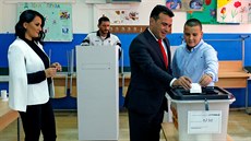 Makedonský premiér Zoran Zaev se svým synem a manelkou hlasuje v referendu o...