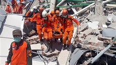 Záchranái hledají peiví v troskách budov, které se zítily v Indonésii v...