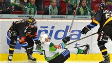 Litvínovský obránce Marek Baránek (vpravo) bhem duelu s Karlovými Vary,...