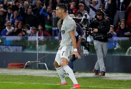 Cristiano Ronaldo z Juventusu oslavuje vstelený gól v utkání proti Udine.