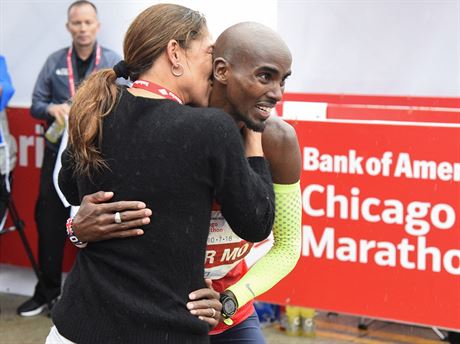 Mo Farah se v cíli Chicagského maratonu objímá se svojí enou.