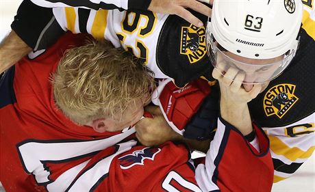 Brad Marchand z Bostonu se porval s Larsem Ellerem z Washingtonu.