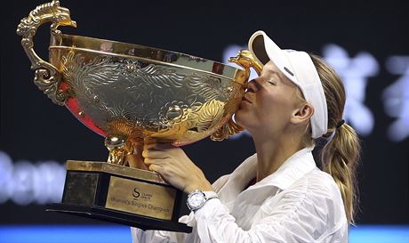 Dánská tenistka Caroline Wozniacká líbá trofej pro vítzku turnaje v Pekingu.