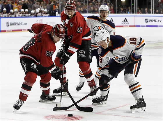 Kolínský Colby Genoway a Ryan Strome (vpravo) z Edmontonu na vhazování.