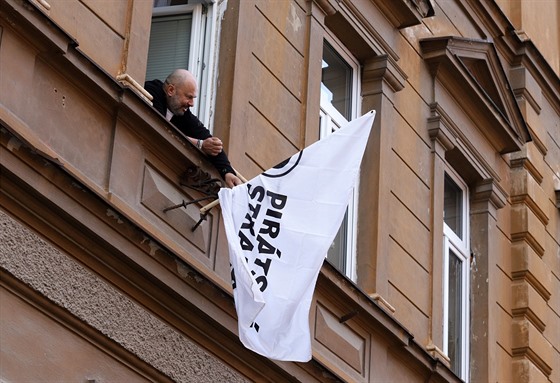 Ladislav Tkaczyszyn vyvuje vlajku na dom, v jeho dvoe si Piráti zídili...