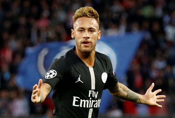 Hvzdný Neymar (PSG) slaví jednu ze svých branek do sít Crvené zvezdy Blehrad.