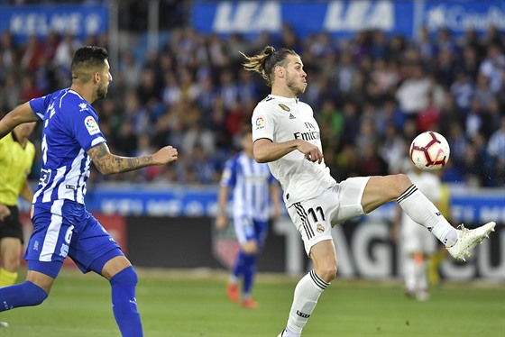 Gareth Bale z Realu Madrid u míe, napadá ho Guillermo Maripan z Alavése.