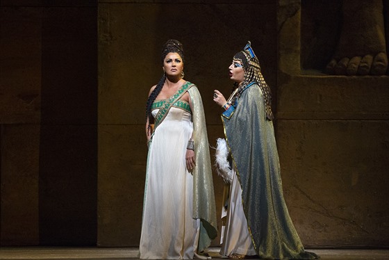 Anna Ntrebko jako Aida a Anita Rachvelishvili jako Amneris v Metropolitní opee