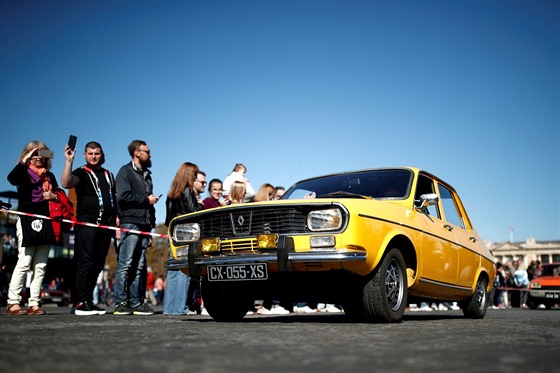 Organizátoi autosalonu uspoádali jet ped otevením pehlídku veterán v...