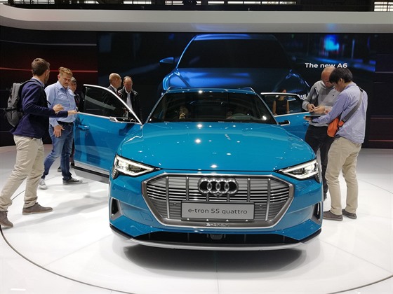 Audi pedstavuje na autosalonu v Paíi svj první sériov vyrábný vz. Model e-tron je SUV, automobilka slibuje dojezd a 400 kilometr.