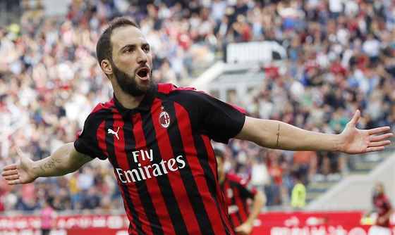 Gonzalo Higuain, kanonýr AC Milán, oslavuje svoji trefu proti Chievu Verona.