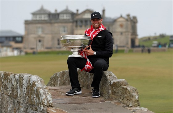 Lucas Bjerregaard s trofejí pro vítze Alfred Dunhill Links Championship