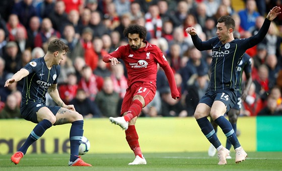 Mohamed Salah z Liverpoolu se snaí vystelit na bránu v utkání proti...