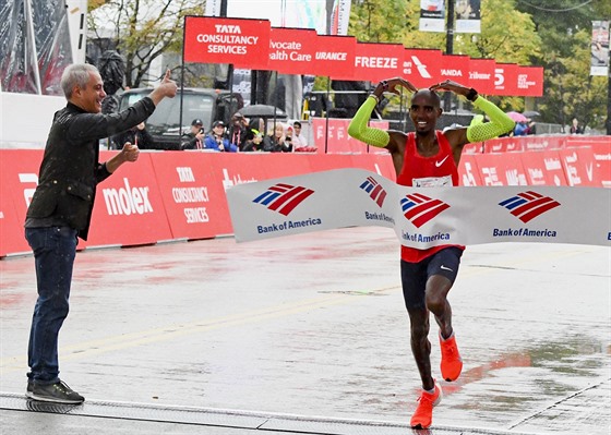 Britský vytrvalec Mo Farah probíhá cílem Chicagského maratonu.