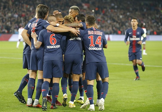 Fotbalisté Paříže St. Germain oslavují gólovou trefu Neymara do sítě Lyonu.