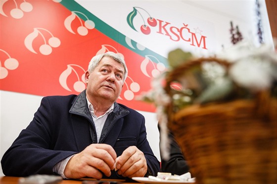 Pedseda KSM Vojtch Filip v praském volebním tábu. (6. íjna 2018)