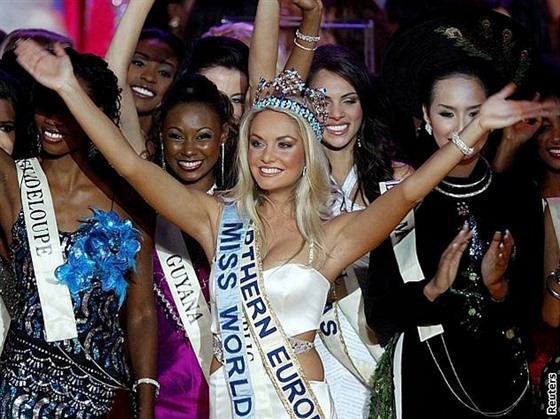 Korunku Miss World získala 30. záí 2006 ve Varav eská kráska Taána...