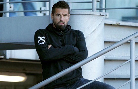 Ostravský úto�ník Milan Baro� po vylou�ení sleduje zápas svého týmu proti...