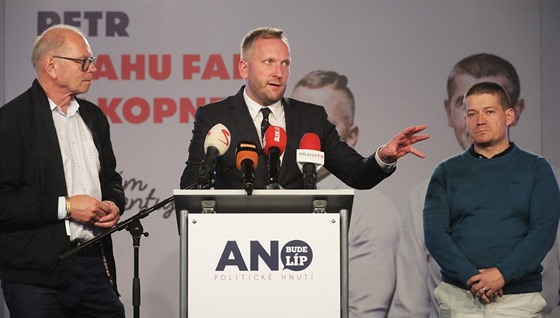 Petr Stuchlík (uprostřed) ve volebním štábu hnutí ANO při vyhlašování výsledku komunálních voleb v Praze (7.10.2018)