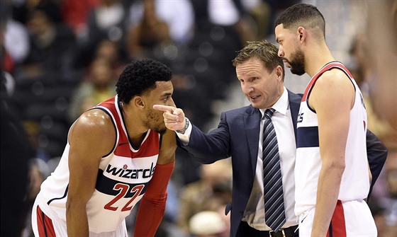 Trenér Washingtonu Scott Brooks rozdává pokyny, Otto Porter Jr. (vlevo) a...