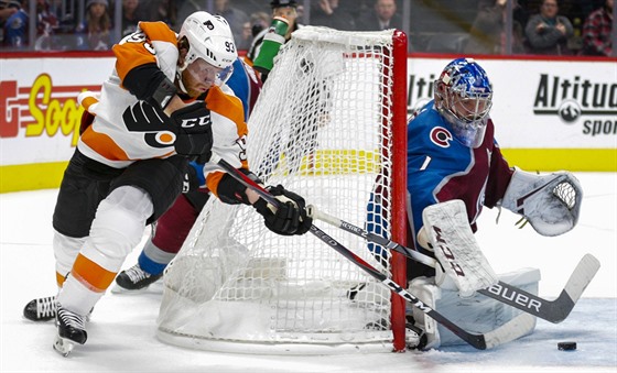 Jakub Voráek z Philadelphie se pokouí zaskoit brankáe Colorada Semjona...