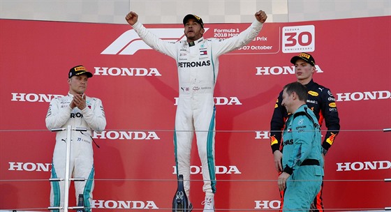 Lewis Hamilton slaví triumf ve Velké cen Japonska formule 1.