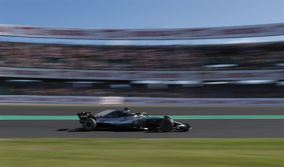 Lewis Hamilton svití za triumfem ve Velké cen Japonska formule 1.