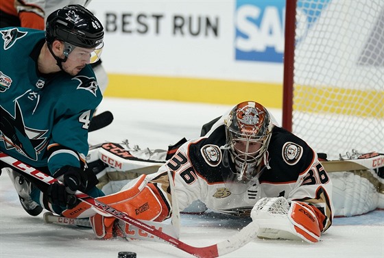 Tomá Hertl se trefil v úvodním zápase nové sezony NHL za San Jose Sharks.