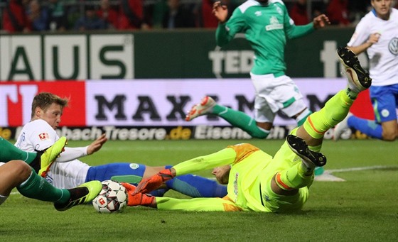 Brémský branká Jií Pavlenka v zápase s Wolfsburgem.