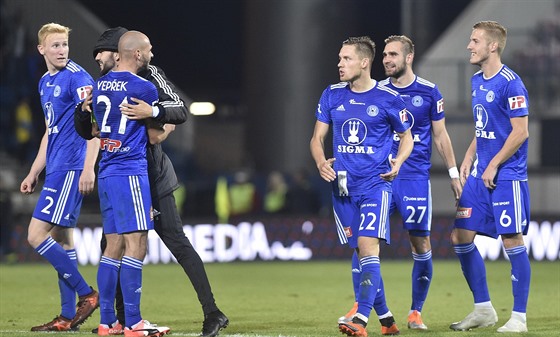 Fotbalisté Olomouce se radují z výhry nad Spartou.