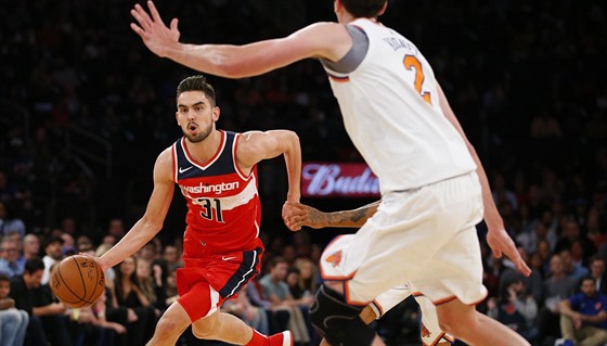 Tomá Satoranský z Washingtonu útoí v duelu s  New York Knicks .