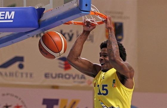 Javonte Douglas z Olomoucka smeuje proti Ostrav.