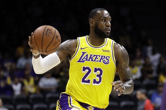 LeBron James v dresu Los Angeles Lakers