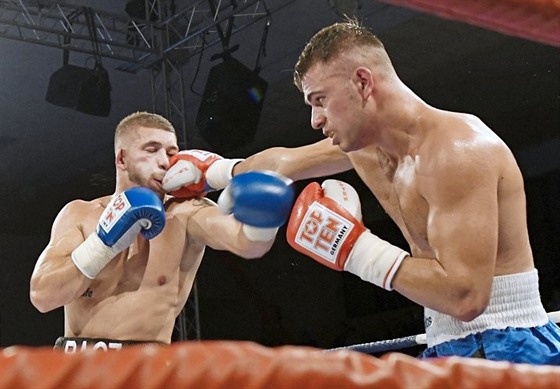 eský boxer Viktor Agateljan takhle zmuchlal nos Slováku Robertu Ráczovi.