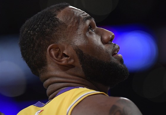 LeBron James z Los Angeles Lakers vyhlíí píleitost. Tentokrát k doskoku.