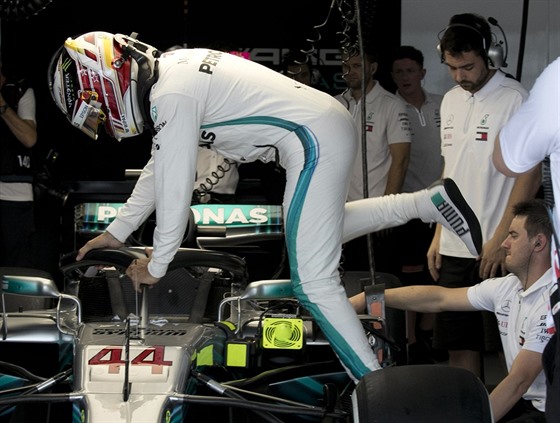 Lewis Hamilton ze stáje Mercedes se chystá na trénink ped VC Japonska.